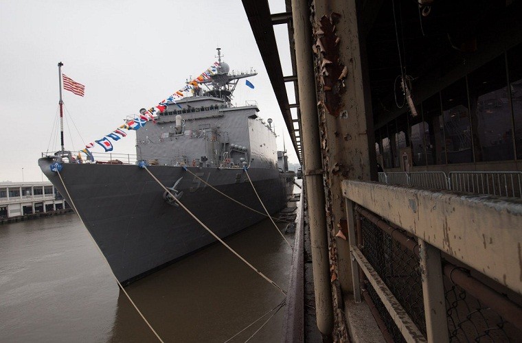 USS Oak Hill là một trong những tàu đổ bộ cỡ lớn thuộc lớp Harpers Ferry được thiết kế cho nhiệm vụ chính gồm: vận chuyển lực lượng lính thủy đánh bộ cùng với các phương tiện và trang thiết bị của lực lượng này đến mọi nơi trên thế giới. Lớp tàu này có lượng giãn nước toàn tải tới 19.600 tấn, dài 186m, rộng 26m.